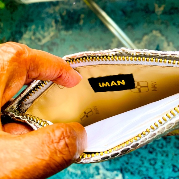 ✨ IMAN✨ Metallic Silver Mini Clutch W/Gold Hardware & Logo Medallion - Picture 7 of 10